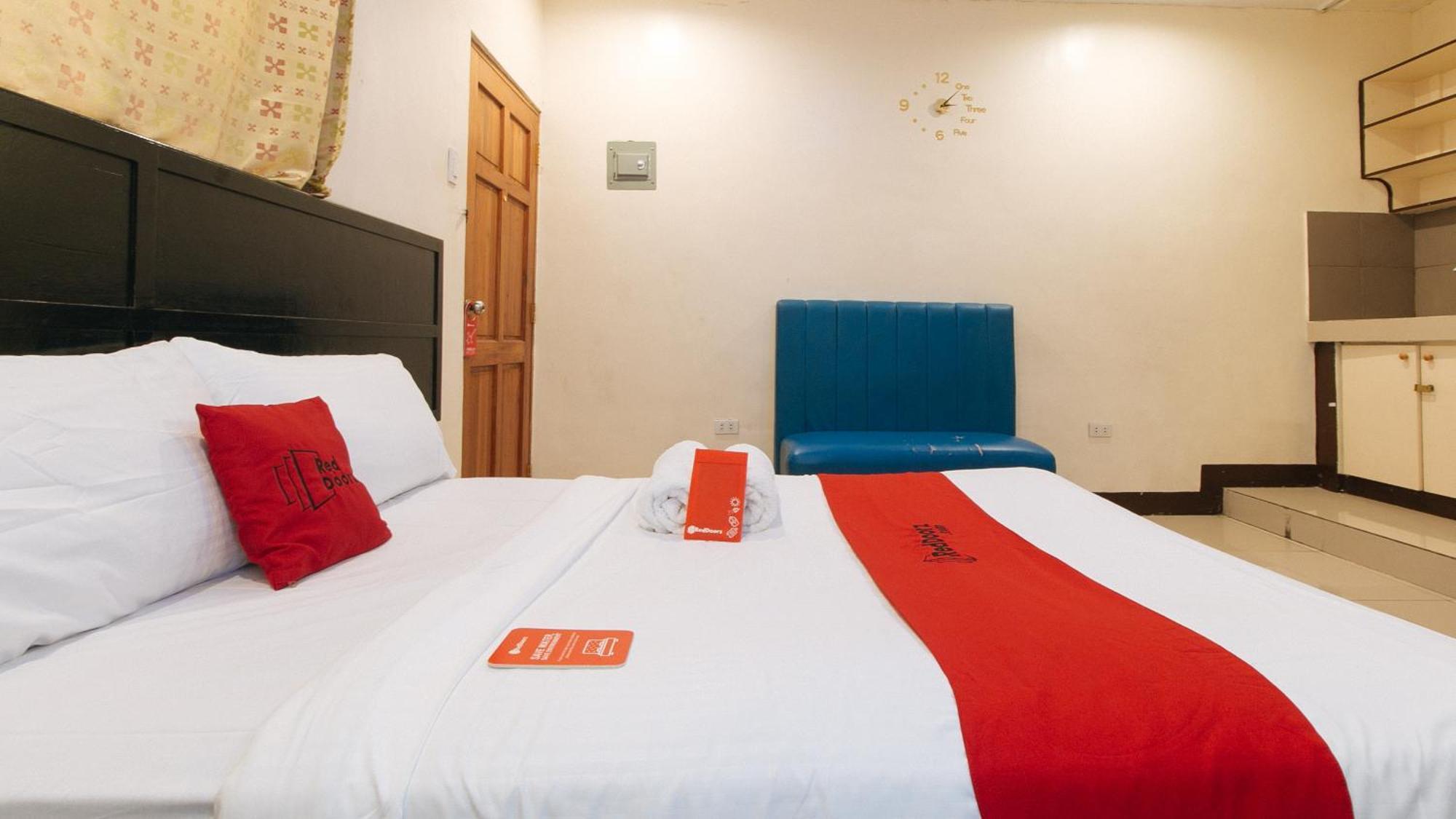 Reddoorz At V-Cat Apartelle Sampaloc Manilla Buitenkant foto